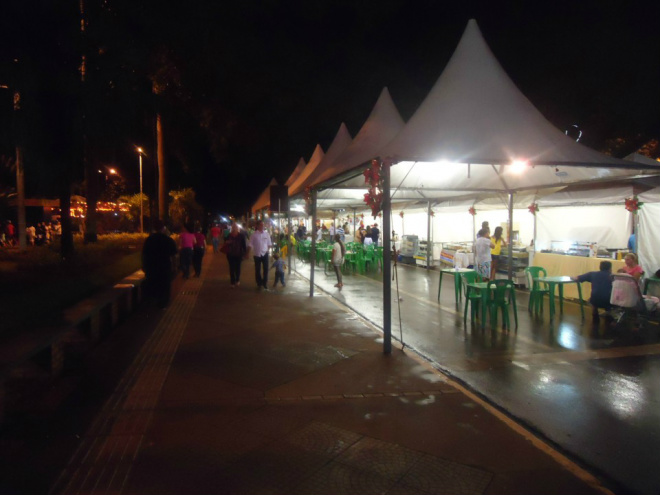 Praça de alimentação durante a programação de Natal na praça funciona em horário noturnoFoto: Flávio Verão