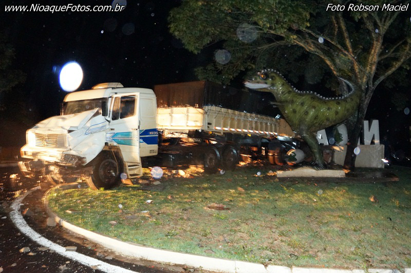 Carreta atropelou monumento de filhote de dinossauroFoto: Nioaque Fotos