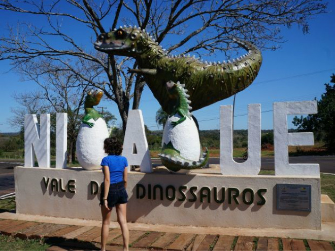 Replica de abelissauro fica entrada da cidade e desperta a atenção de quem passa pela rodovia (Foto: Guilherme Castro/Arquivo Pessoal)