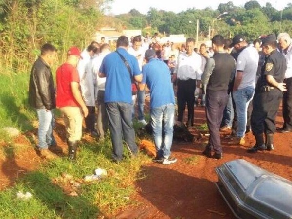 Populares encontraram hoje um corpo carbonizado  em Pedro Juan Caballero (Foto: ABC Color)