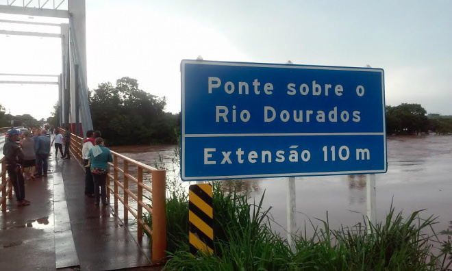 Moradores param na ponte para ver cheia do Rio DouradosFotos: Flávio Verão