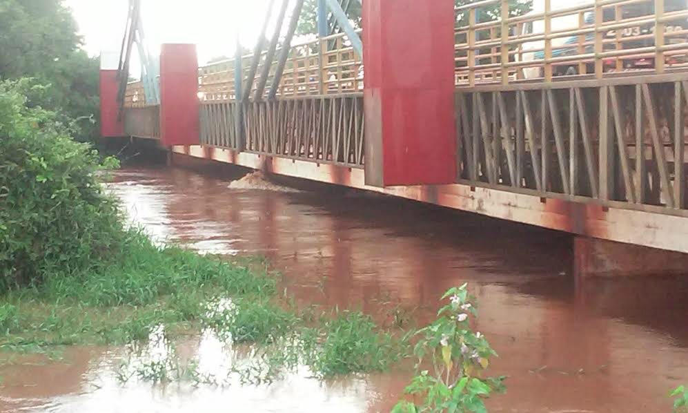 Se água do rio subir mais 70 cm ponte será interditada