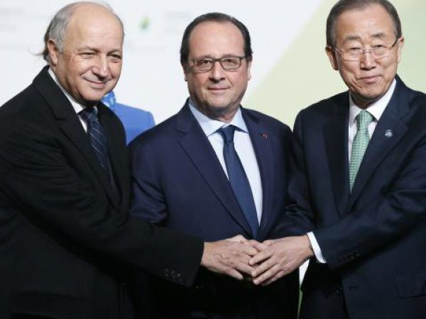 O ministro das Relações Exteriores francês, Laurent Fabius; o presidente da França, François Hollande e o secretário-geral da ONU, Ban Ki-Moon se cumprimentam ao chegarem na COP21, em ParisHorcajuelo/Agência Lusa