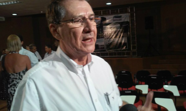 Secretário Sebastião Nogueira diz que o Evangélico tenta culpar a prefeitura por atraso de salário que deve ser pago pelo hospital