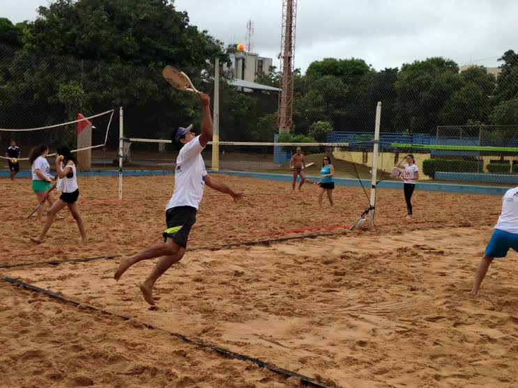 Começam hoje as disputas válidas pelo 1º Torneio Santo Gol de Beach Tennis. Trinta duplas participam nas categorias feminina, masculina e mista.