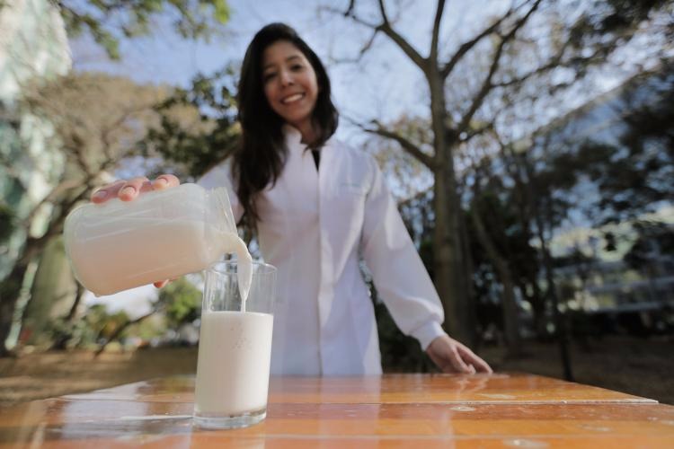 A nutricionista Nathália Seki explica particularidades dos leites vegetais: 