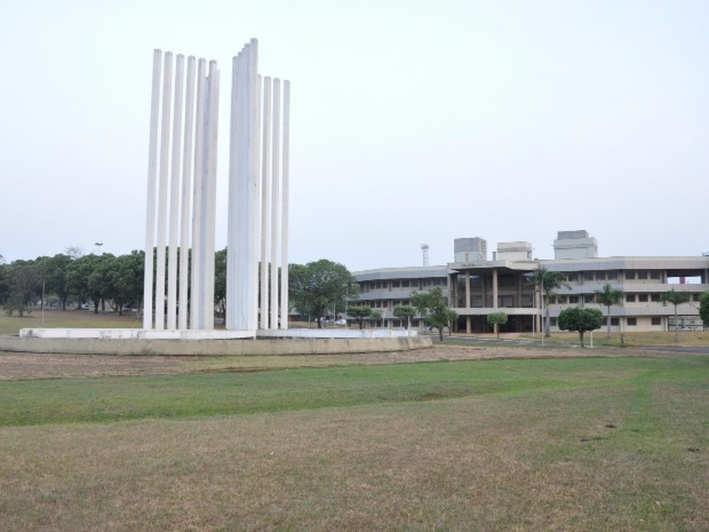 Paliteiro e biblioteca da UFMS em Campo Grande (Foto: Fernando da Mata/G1 MS)
