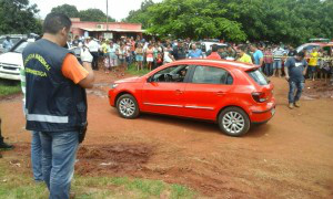 Vítima morreu dentro do carro, no Paraguai - Foto: Porã News