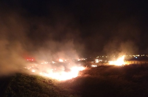 Incêndio em área provoca desconforto a moradores e atrapalha o trânsito