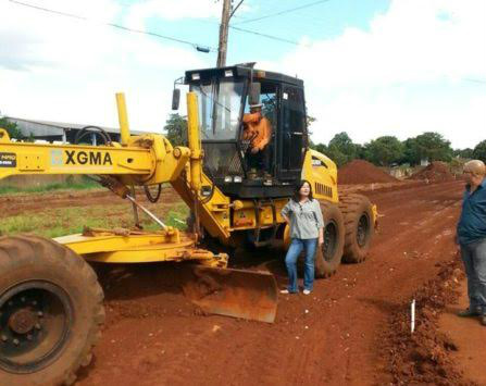 Délia visitou obras de asfalto no jardim CarismaFoto: Divulgação