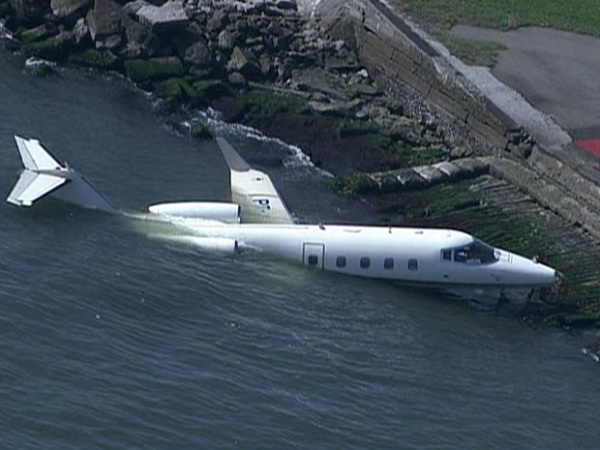 O jato executivo modelo Learjet caiu ontem na Baía da Guanabara, no Rio. Foto/Globo News - Reprodução