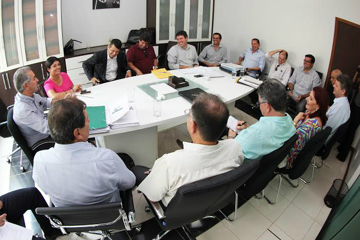 Reinaldo Azambuja e secretários discutem ações de governo