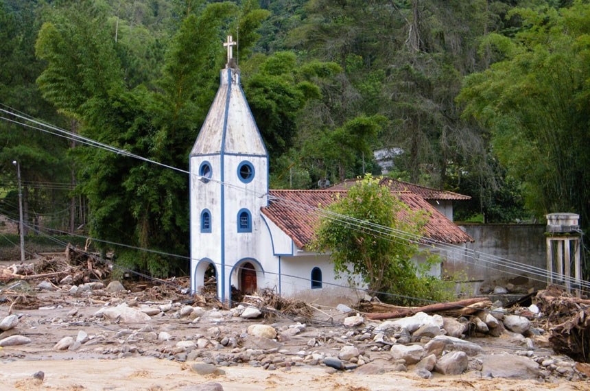 Igreja atingida por lama em Teresópolis, uma das cidades fluminenses que sofreram com deslizamentos em janeiro de 2011Vladimir Platonow/ABr