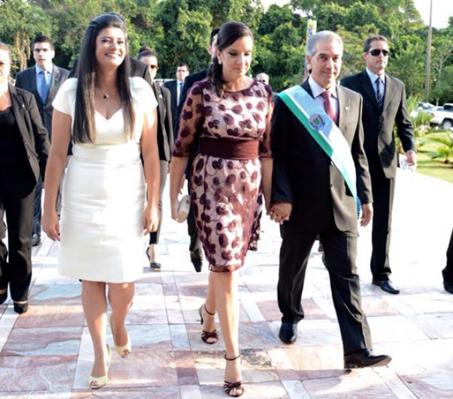 Com a faixa de governador, Reinaldo se dirige ao Centro de Convenções Rubens Gil de Camilo para nomear seus secretários.