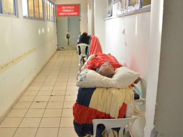 Pacientes em corredor do Hospital da Vida, em Douradosfoto - Marcos Ribeiro