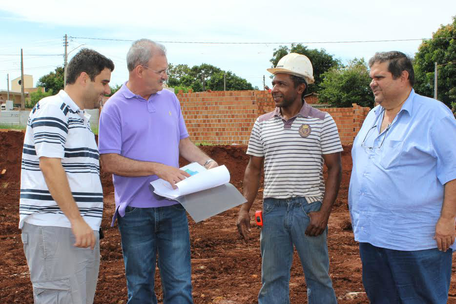 Deputado federal Geraldo Resende durante vistoria nas obras de construção da Delegacia da Mulher em Dourados.