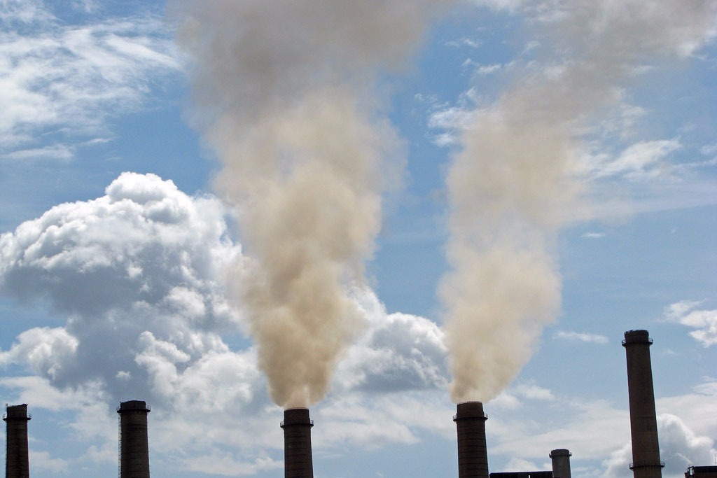 Poluição do ar causada por usina de carvão em Kosovo. Foto: Banco Mundial/Lundrim Aliu