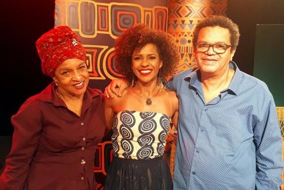 Um Abraço Negro estreia com Luciana Barreto (centro) entrevistando Elisa Lucinda e Marquinhos de Oswaldo Cruz Fernando Chaves/Divulgação/TV Brasil