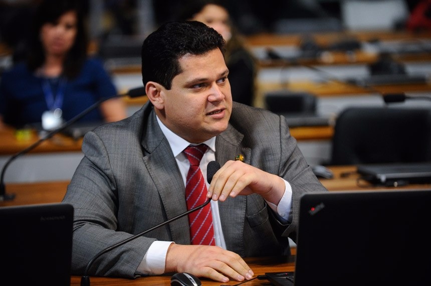 O senador Davi Alcolumbre é relator dos dois projetos que tramitam em conjunto sobre os programas de fidelidadeMarcos Oliveira/Agência Senado
