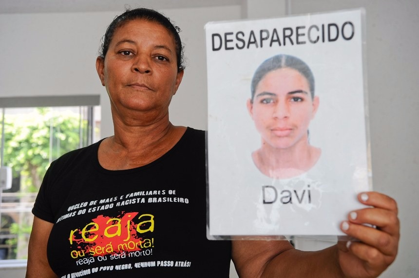 Iracema Alves com foto do filho Davi, desaparecido na Bahia em 2013Fernando Frazão/Agência Brasil