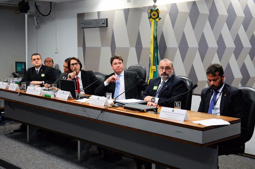 Política Nacional de Segurança Pública, sob relatoria de Wilder Morais (3º à direita), é uma das políticas públicas avaliadas pela CCJ em 2017Marcos Oliveira/Agência Senado