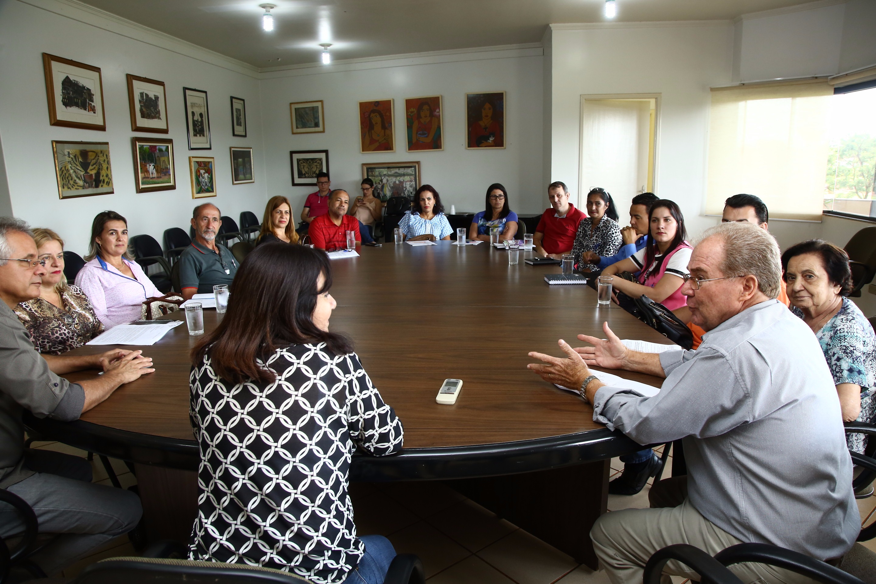 Prefeita Délia Razuk reunida com representantes de entidades que mantêm convênio com o município Foto: A. Frota