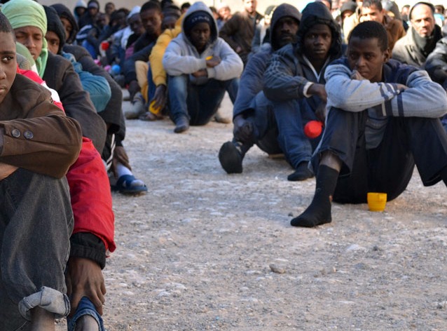 Migrantes detidos na cidade de Zawiya, na Líbia. Foto: IRIN/Mathieu Galtier