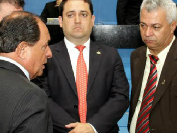 A direita, Zé Teixeira conversa com os colegas Márcio Fernandes e Cabo Almi. (Foto: Divulgação)