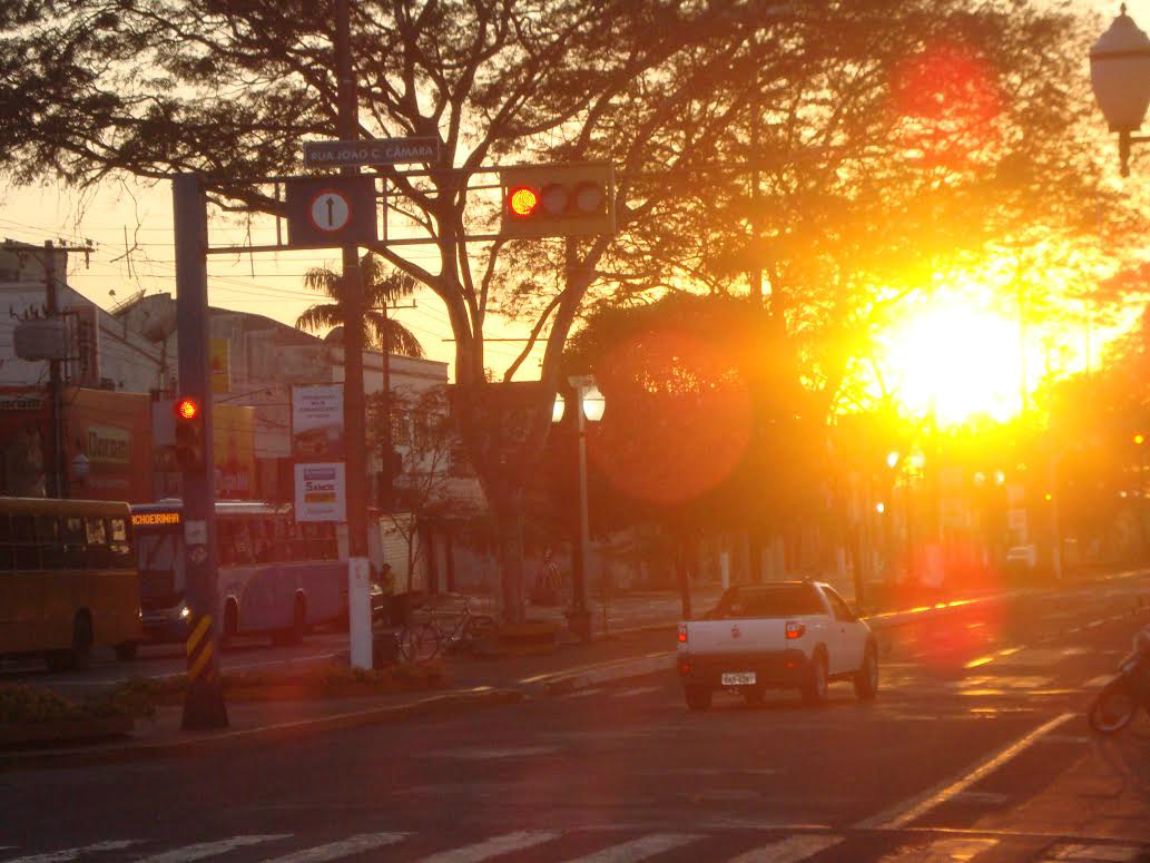 Sol nascendo por volta das 6h: Avenida Marcelino Pires, centro de Dourados - foto - Cido Costa/Douradosagora