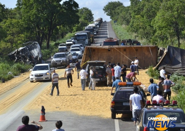 Acidente na BR-163 provocou fila de veículos  na estrada. (Foto: Minamar Junior/Campo Grande News)