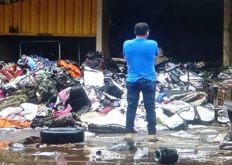 Incêndio destruiu boxes e mercadorias (Foto: Mauro Almeida/TV Morena)