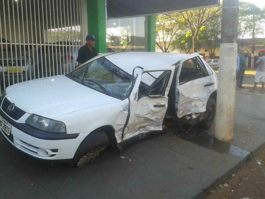 Condutor tentou empreender fuga e ainda colidiu contra posteFoto: Cido Costa