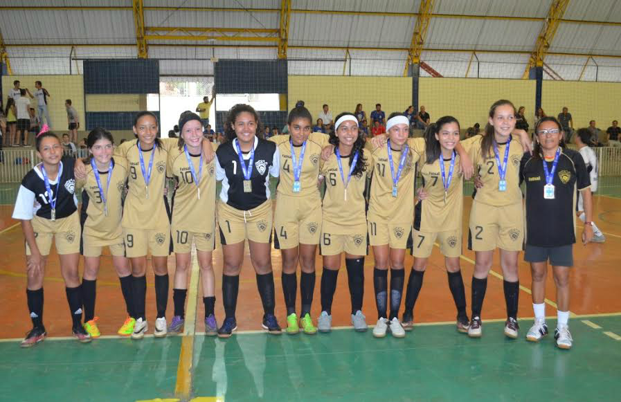 As atletas da delegação de Campo Grande representadas pelo time da Escola Estadual 11 de Outubro está na final do torneio feminino de futsal dos Jogos Escolares de Mato Grosso do Sul (JEMS)