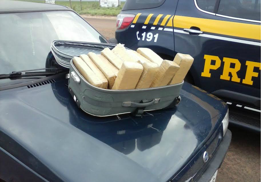  30 tabletes de maconha encontrados no interior do veículo 