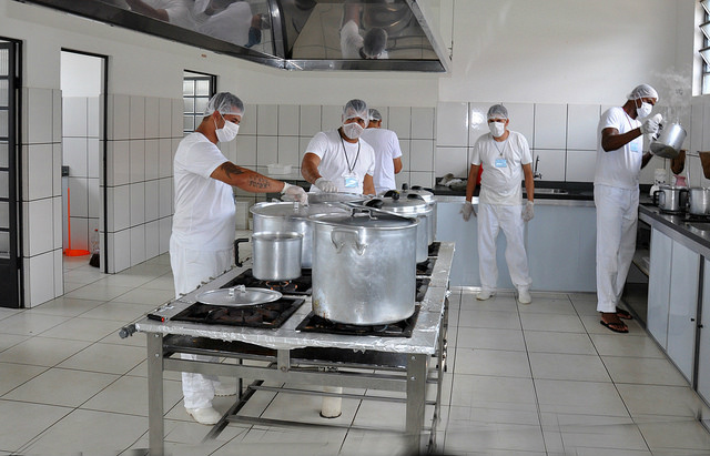 Cozinha da APAC de Sâo João del Rei - recuperandos preparando a refeição. FOTO: APAC