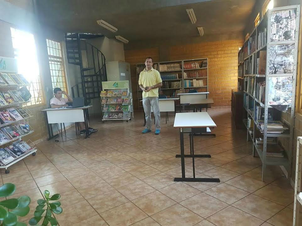 Vereador Cirilo durante visita à bibliotecaFoto: Divulgação 