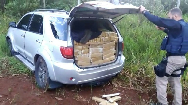 PRF encontrou mais de uma tonelada de droga no veículo além de radiocomunicador