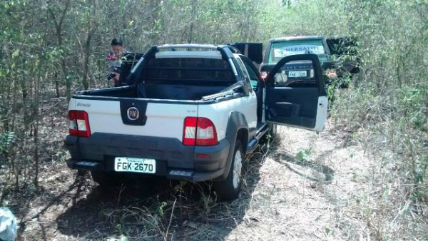 Picape e Land Rover blindada foram abandonadas em uma mata na região de Itapura (SP) (Foto: Rádio Caçula)