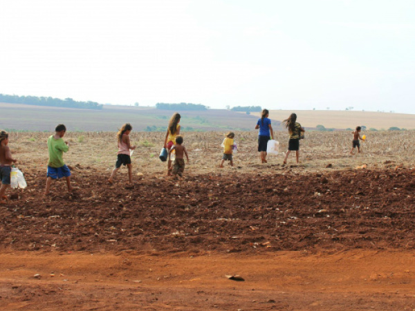 Mães e filhos buscam água longe nas aldeias de Douradosfoto - João Rocha