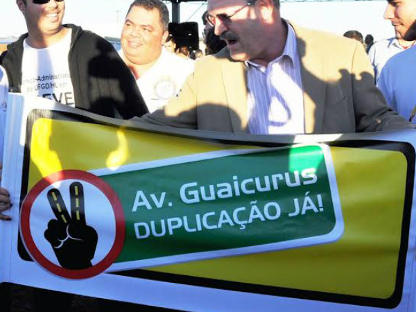 Geraldo Resende e membros do Comitê Pró-Duplicação da Avenida Guaicurus, em julho de 2012.