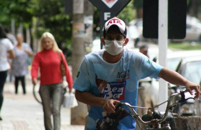 Moradores de Naviraí usam máscara para se proteger da gripe H1N1 - Foto: Folha de Naviraí/Jr Lopes