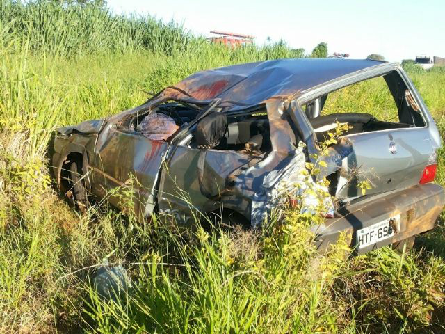 Condutor do Fiat Uno morreu na hora. (Fotos: Jornal da Nova)