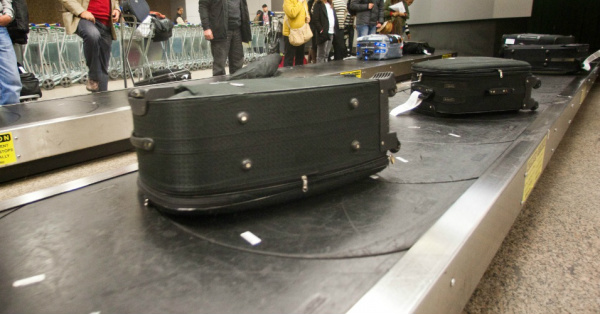 Ao desembarcar na cidade de Tel Aviv, em Israel, mulher constatou, após algum tempo de espera na esteira, que sua bagagem não havia chegado (Foto: Divulgação)