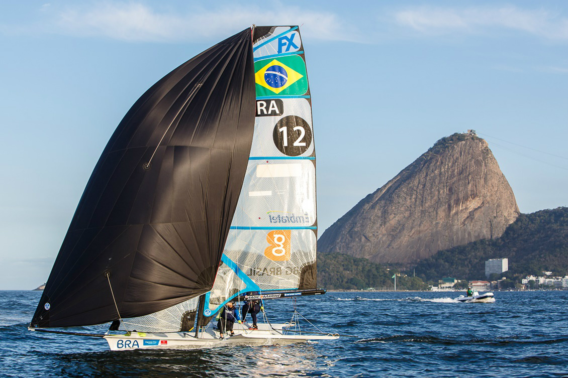 Para o medalhista olímpico Torben Grael, a potencial vantagem brasileira não é por conhecer a Baía de Guanabara: É porque é um lugar difícil. Se é um local de vento constante, é igual corrida de cavalo. Quem for mais rápido, ganha. Num lugar como a baía, é o velejador que ganha. Foto: Gabriel Heusi/Heusi Action/brasil2016.gov.br