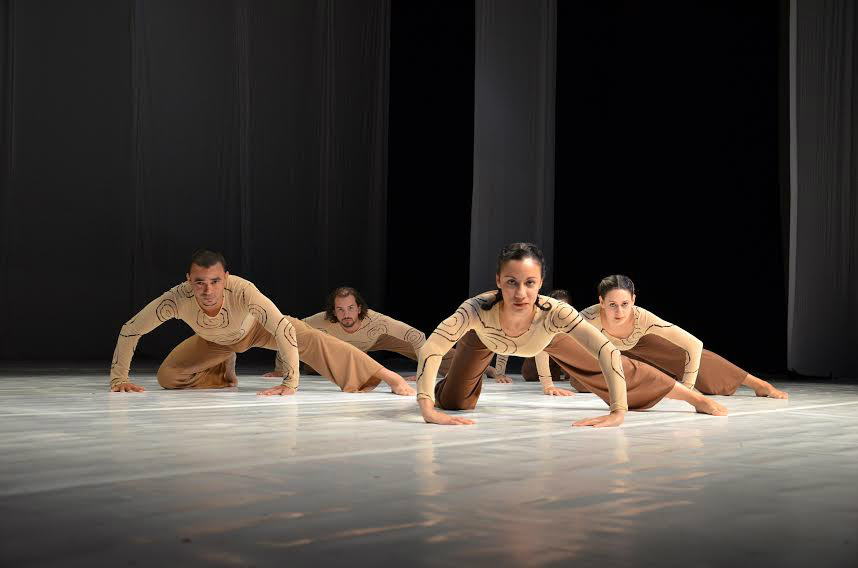 Bailarinos do Studio Blanche Torres em cena durante o espetáculo “Dialeto Manoelês.Foto: Marcos Ribeiro/O Progresso