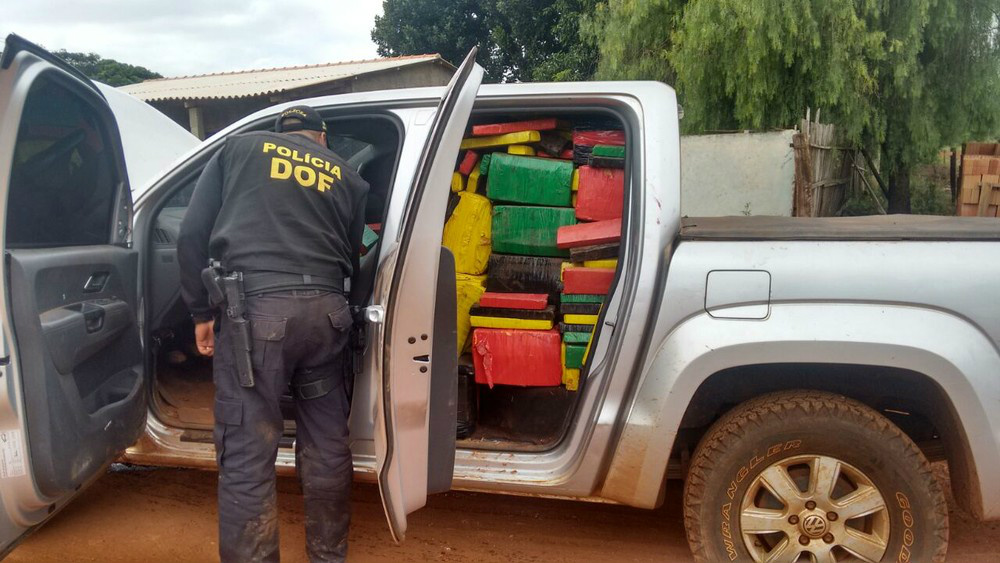 Polícia recupera caminhonetes com 3 t de drogas