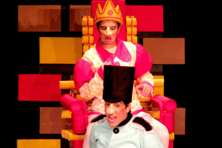 Espetáculo “O Rei que não Sabia Rir”, do grupo Identidade Teatral, brinca e abusa do faz de conta (Foto : Divulgação)