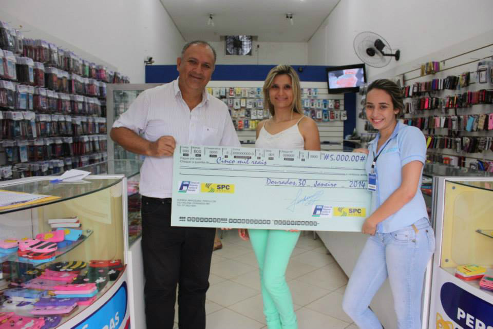 Bruna Teixeira Caetano recebe o cheque de R$ 5 mil das mãos do presidente da CDL Dourados. Foto: Divulgação
