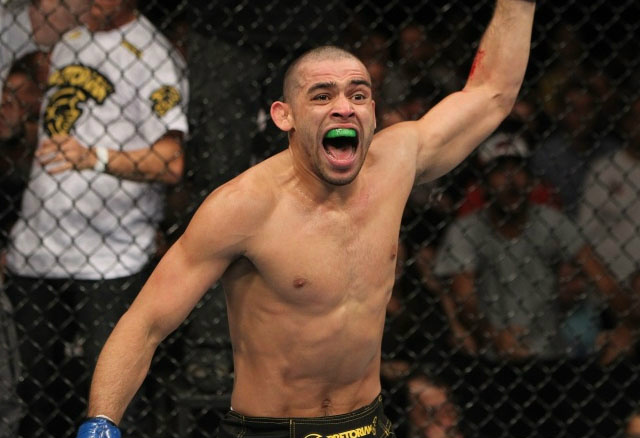 UFC Renan Barão festeja a vitória sobre Urijah Faber na luta principal do UFC 169.