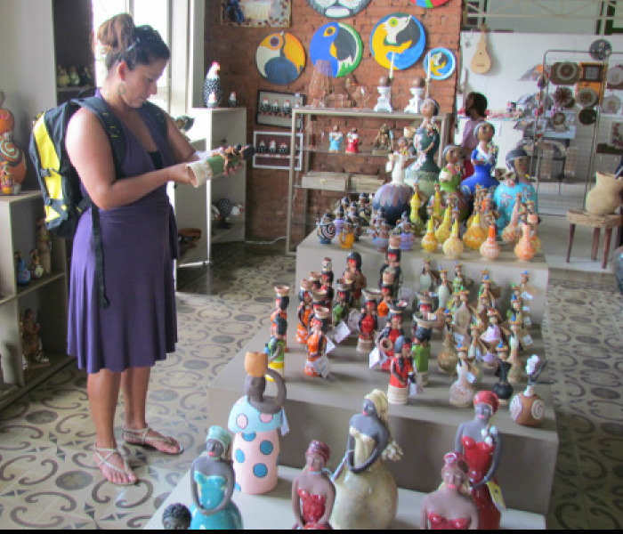 Turista examina uma das peças de artesanato na mostra permanente da Casa do Artesão (Foto : Elvio Lopes)